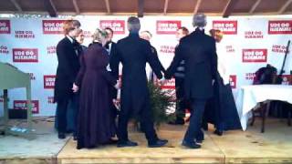 Børn og voksne i kærlig krans