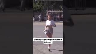 Crop ve Şort İle Sınava Geç Kalan Kız