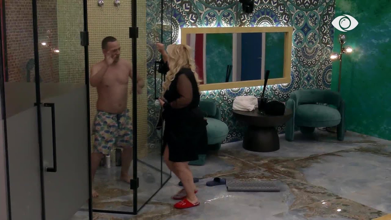 Puthje, muzikë dhe kërcime/ Meri dhe Elvisi nisin ditën me energji