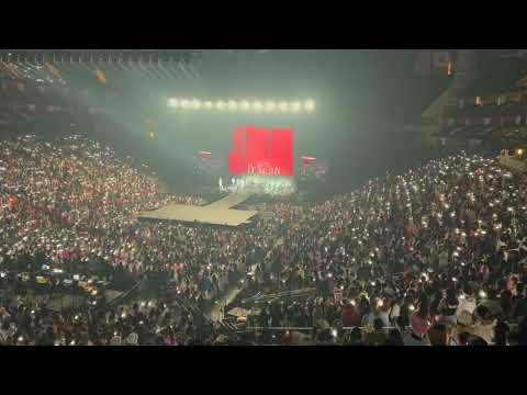 XIII- Light Stick Wave - Seventeen World Tour 'Be The Sun' in Houston