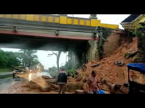 Jembatan Layang Tais Longsor, Truk Kejebak