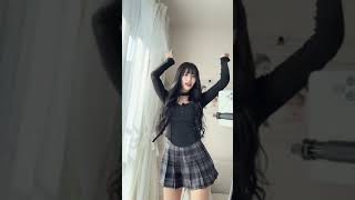 【TikTok】スカートの隙間からチラ見え！？