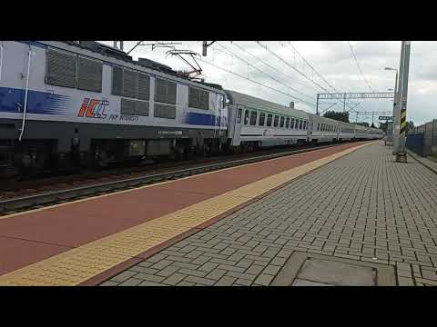 EP09-007 w kierunku Tarnowa rozpędza się ze stacji Podłęże  | Staniątki