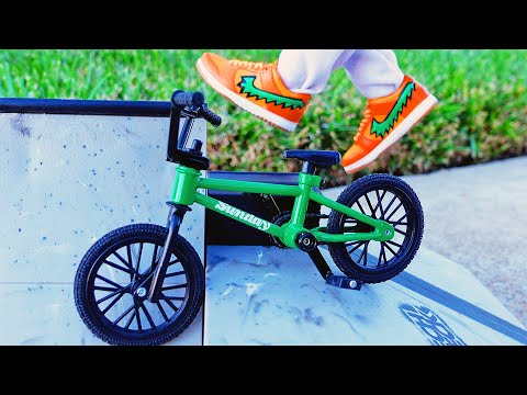 BMX Finger at the Skate Park | Unboxing Tech Deck Starter Kit | Green Bmx Sunday |Mini Nike Sneakers