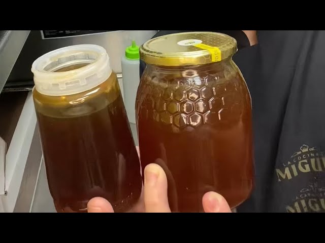 Vídeo relacionado con Qhoney, Ganadora de Oro - Paris Raw Honey Awards 2025 - Miel Pura de Abeja 1kg, Cruda, Natural, sin Pasteurizar, sin Azúcar