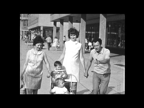 Mit Westbesuch am Rosenhof [1970]