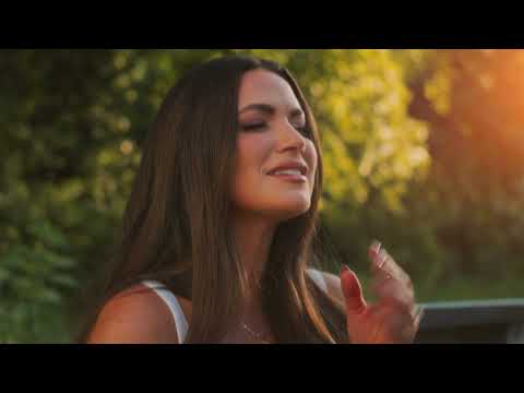 Hannah Ellis - '90s Country (Official Music Video)