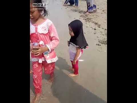 shakila main air di pantai..