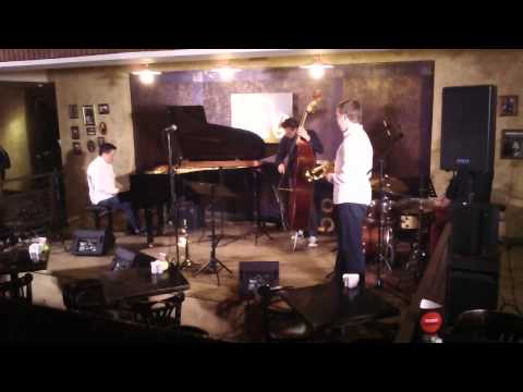 Ivan Farmakovsky Trio featuring Vitaly Golovnev - Along Came Betty