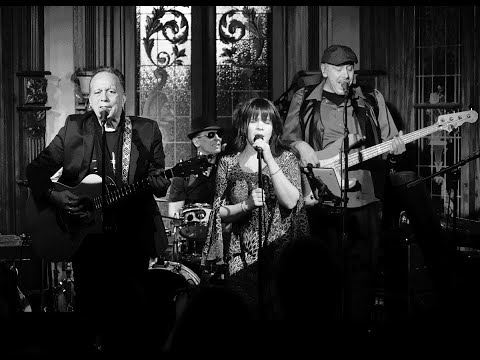 Linda Ronstadt’s “Blue Bayou” (Lago Azul) Cubrierto Por RONSTADT REVUE