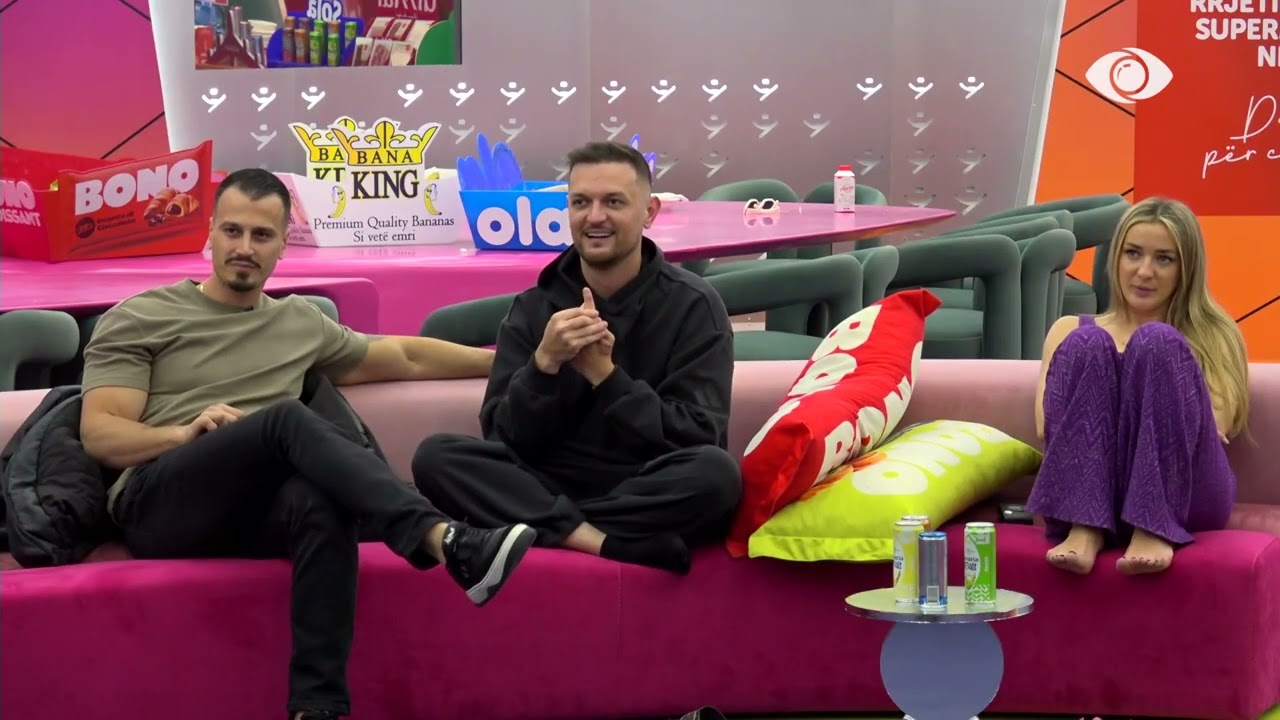 Në shtëpi, banorët ndjekin xhiron me makinë të Brikenës, Selin, Mirit dhe Malit