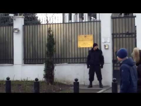 Protest cu hlizituri la ambasada rusă din Chișinău