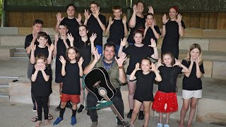 Alex Lloyd performs Amazing with Auslan children&#39;s group
