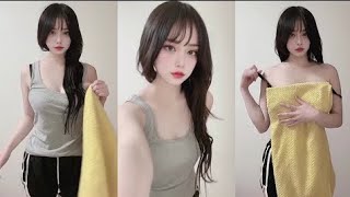 【ポロリ】タオル１枚で隠しながら、生着替えに初挑戦！ノーブラノーパンに..