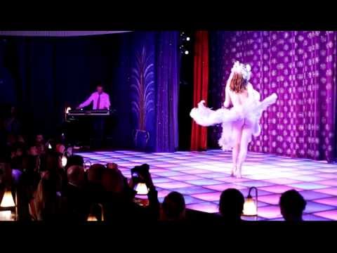 Sucre d'Orge Burlesque Feather Fan Dance - La Nouvelle Eve, Paris