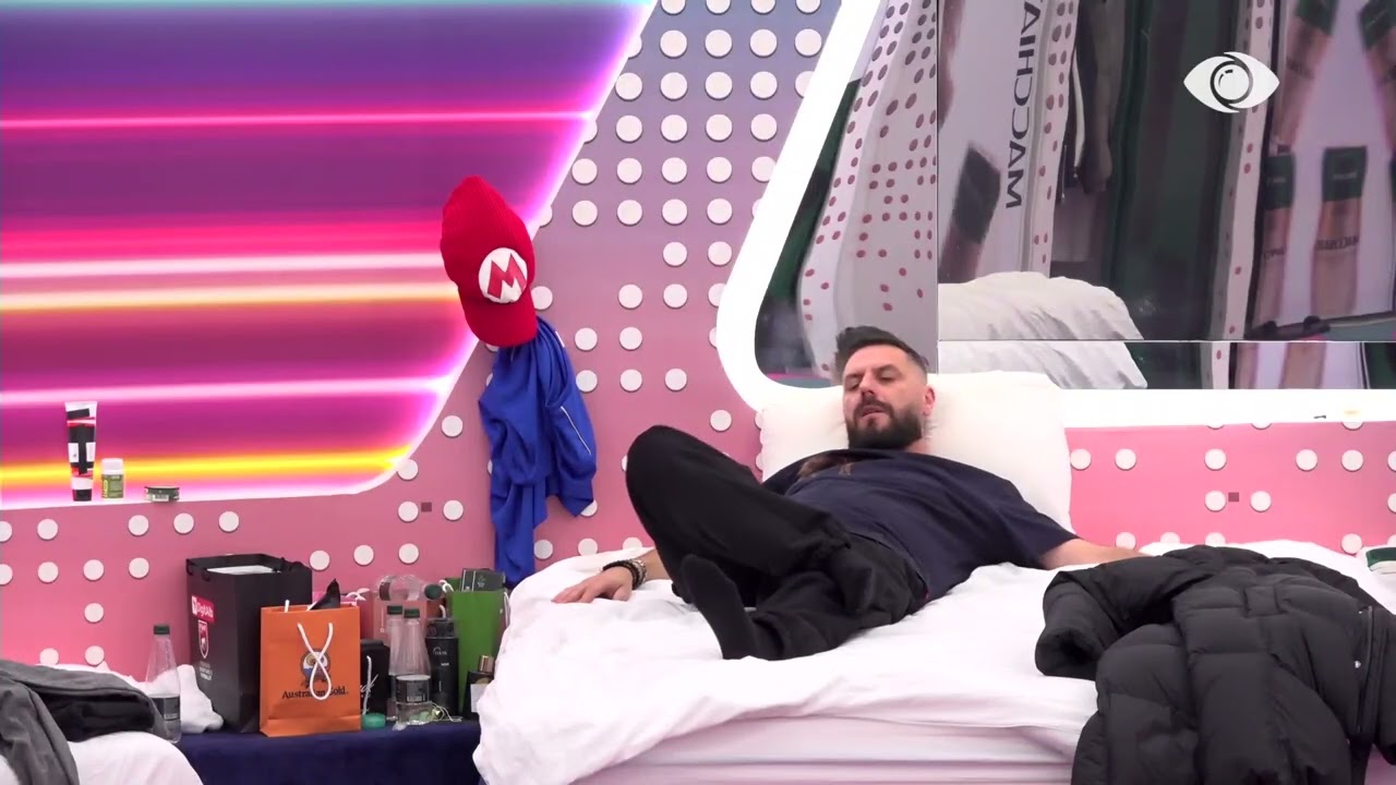 The nëse del Marko dal dhe unë/ Mal i drejtohet Rogertit: Pse nuk e bëre?