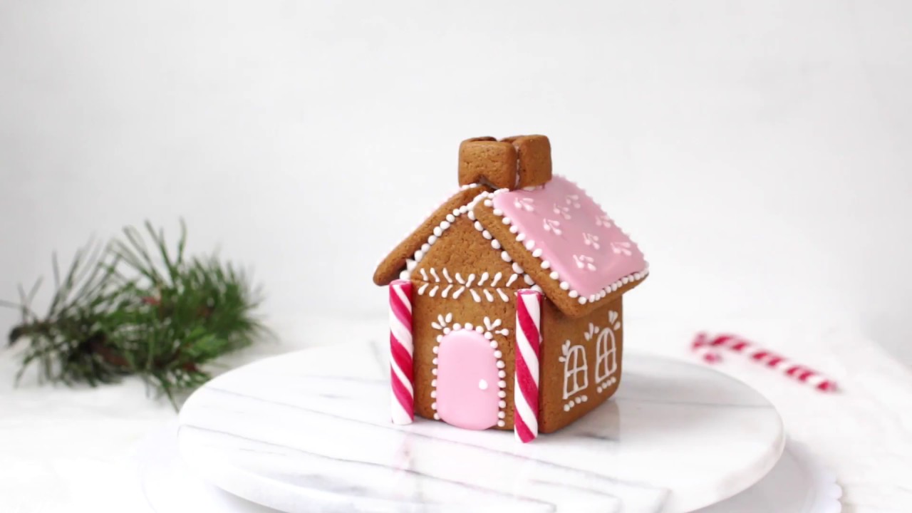Easy mini-sized gingerbread house using a cutter set