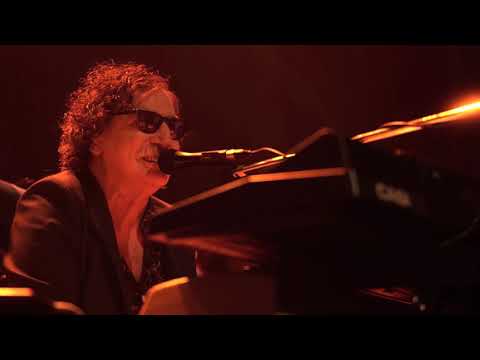 Charly García - Yendo de la cama al living (En vivo en Lucille)