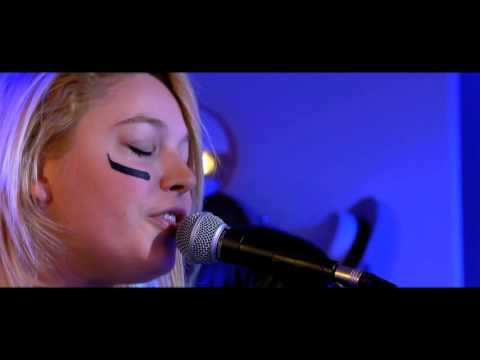 [BONUS WEB] HYPHEN HYPHEN en Live avec  "the fear is blue" - C à vous - 19/01/2016