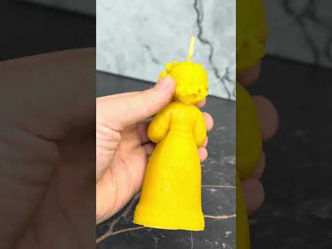 Фигурная свеча Девушка с тыквами осенняя мотанка из натурального пчелиного воска декоративная этно свеча ручной работы 12 см - фото 2 - id-p2917896576
