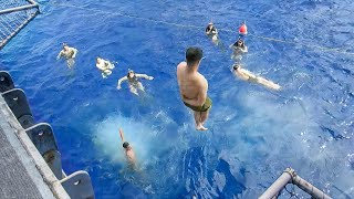 Sailors Perform Crazy Jumps From US Aircraft Carrier in Middle of the Ocean