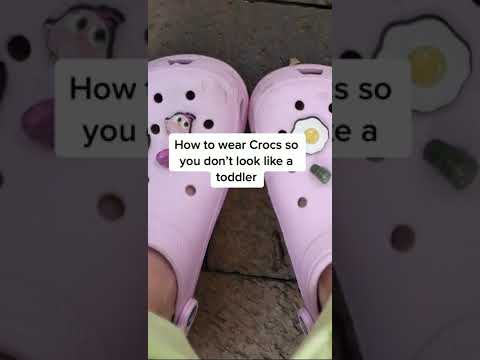 How to wear Crocs