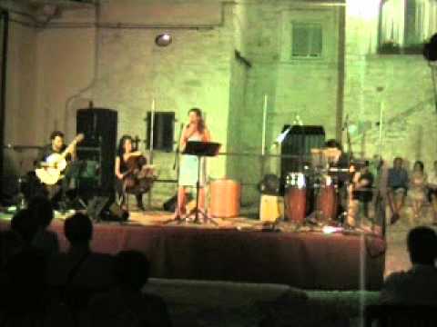 Michele Lusito con  rose e canzoni Sovereto  28 agosto  2011 .