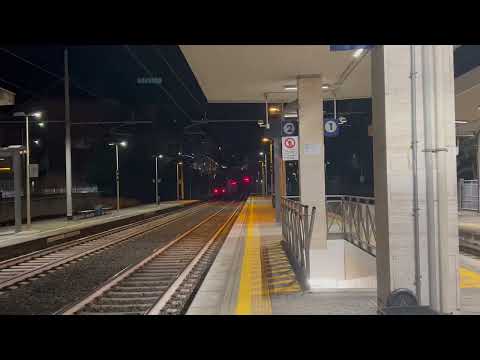 REG 12453 Savona Sestri Levante in partenza dalla stazione di Varazze 