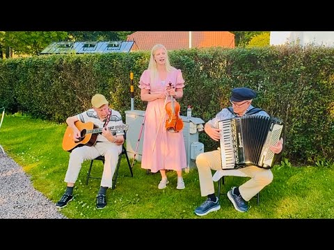 Ellinor dansar - Egon, Linnea och Stig - Sjönevad 2025 Spelmansstämman 