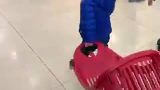 «Я уже взрослый»: в Ереване маленький мальчик сам делал покупки в супермаркете