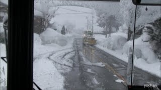 preview picture of video '大雪の新潟県・国道353号線 バスの前面展望 Snow scene.Bus front view(JAPAN)'