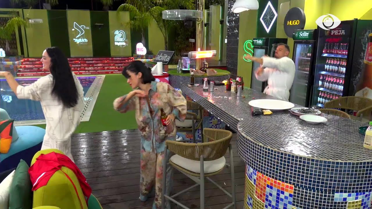 Muzikë elektrizuese në shtëpi/ Banorët të gjithë nisin të kërcejnë