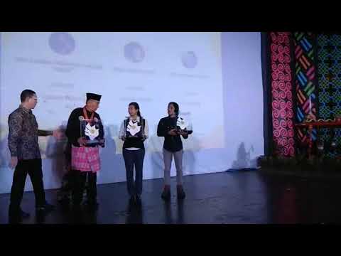 EDDIE MARZUKI NALAPRAYA RAiH ANUGERAH BUDAYA DARI FIB UI