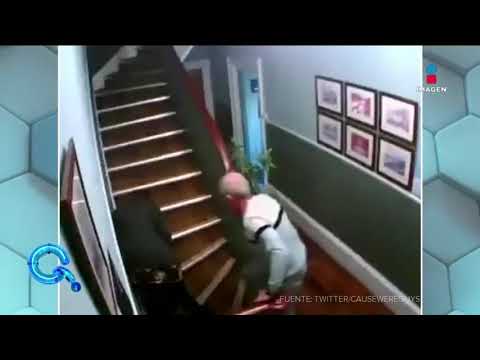 Pareja de borrachos intenta subir las escaleras | Qué Importa