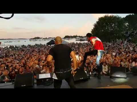 Sean Paul and Chi Ching Ching shell down the place on tour (Europe)