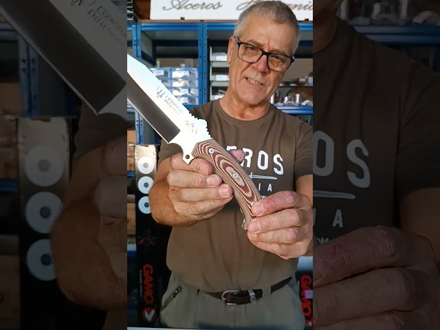 Vídeo relacionado con Omesio Cuchillo, Cuchillo De Cuello Para Exteriores Con Hoja De 6 cm EDC, Mango De Acero 5Cr14Mov PP, Con Funda ABS, Cadena De Bolas, Encendedor, Unisex, Adecuado Para Senderismo y Acampada.