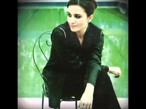 Video per il significato della canzone A me non devi chiedere mai di Chiara Civello