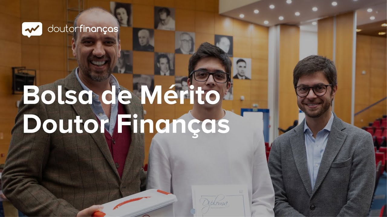 CEO e diretor corporativo do Doutor Finanças entregam bolsa de mérito a André Silva, aluno da FCUL