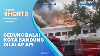 Sebanyak 10 Unit Pemadam Kebakaran Padamkan Kobaran Api di Kantor Balai Kota Bandung