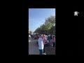 Verwarde man opgepakt op dak in Rotterdam-Zuid. Video: Jochem via Whatsapp