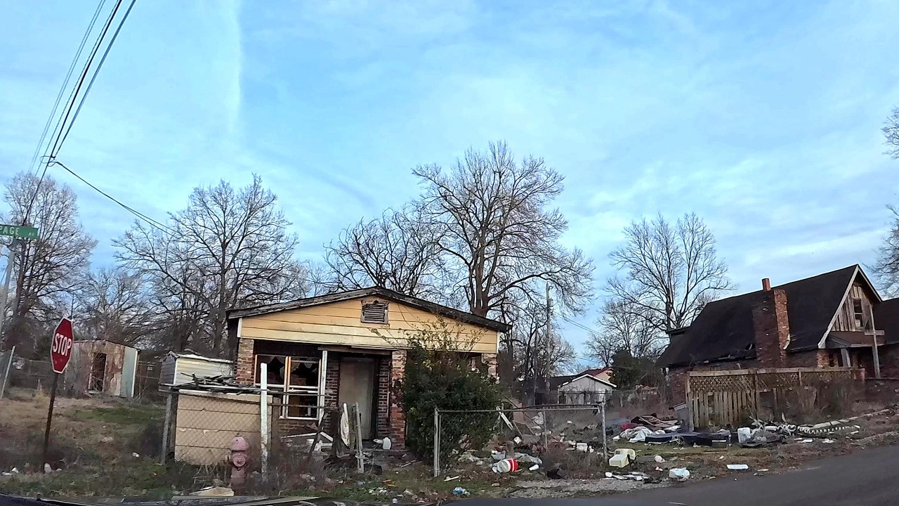 INSIDE CLARKSDALE MISSISSIPPI CRIME AND POVERTY STRICKEN NEIGHBORHOODS / 360 CAMERA VIEW