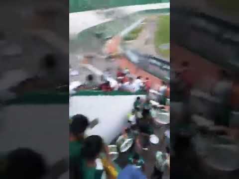 "Nuestra hinchada verdolaga" Barra: Los de Siempre • Club: Oriente Petrolero