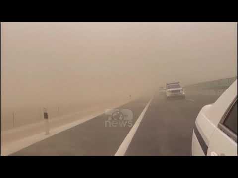 Top News - Skena nga fundi i botës... / Pamjet e tmerrshme, stuhia e rërës “përpin” qytetin