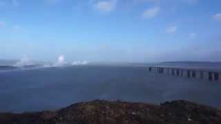 preview picture of video 'Boulogne-sur-Mer : La digue Carnot à marée haute, par grand vent.'