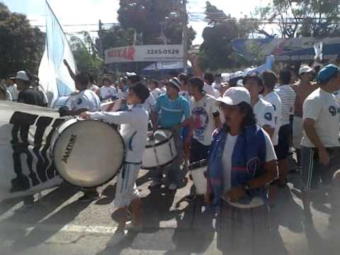 "Hinchada aliancista alentando en las afueras del ''Flor Blanca''" Barra: La Ultra Blanca y Barra Brava 96 &bull; Club: Alianza
