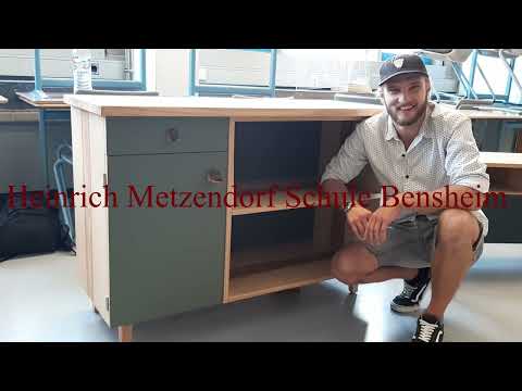 Norman Finn Seelos hat als Gesellenstück ein Phonomöbel in Esche gebaut