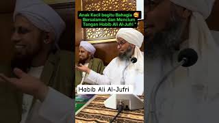 Download lagu Detik detik Anak kecil Datang Langsung Salami Habib Ali Al-Jufri Masyaallah 😱 #shortsviral mp3