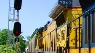 preview picture of video 'Ex-Union Pacific Speeding Thru Dorsey'