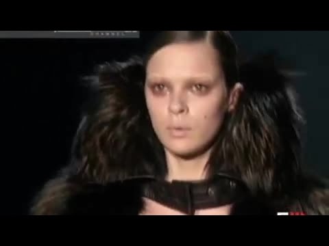 GUCCI Autumn Winter 2003 2004 Milan 1 of 3 Pret a Porter Woman by Fashion Channel