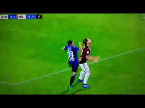 ¿"Papu" Gómez sacó a Biglia del Mundial? tremendo rodillazo